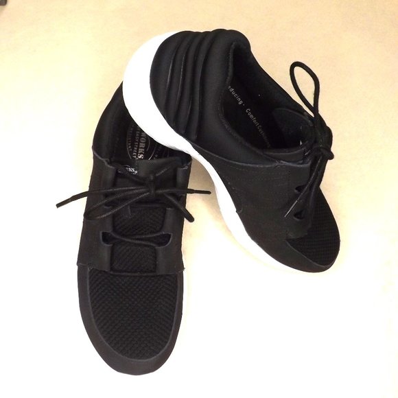 💥SALE💥Easy Street Sneakers- Women's 7.5M - Picture 2 of 9